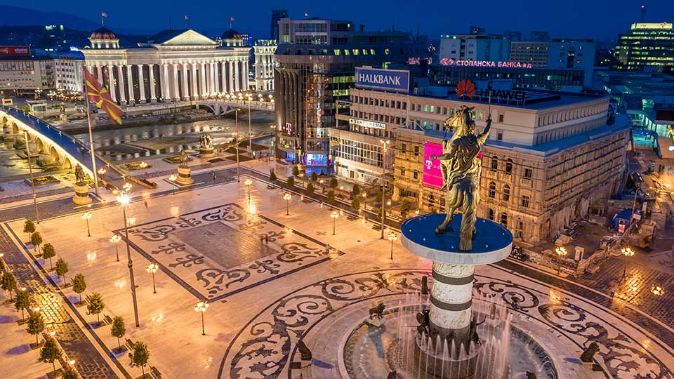 skopje plostad makedonija Üsküp'ün Saklı Güzellikleri: Tarihin ve Kültürün İç İçe Geçtiği Bir Seyahat Rehberi
